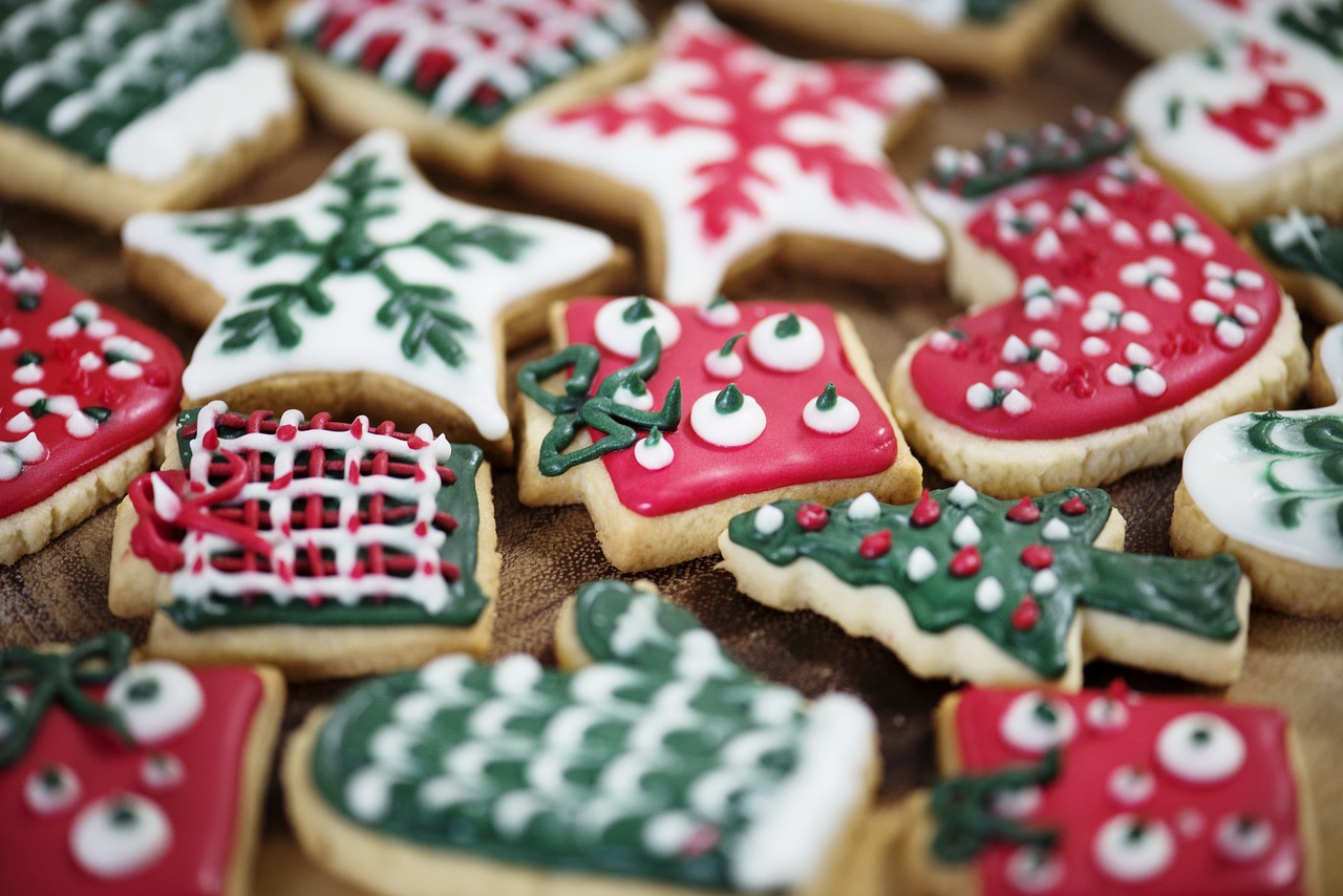 christmas, holiday, yuletide, cookies, sweets, sweet, pastry, celebration, christmas day, christmas cookies, icing, decorated, red, green, sugar cookies, december